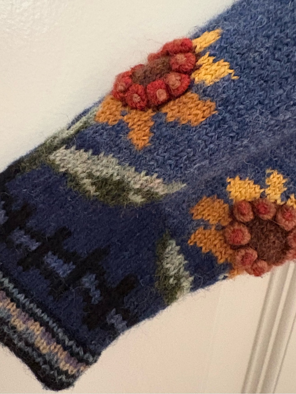 Icelandic Design | Wool pullover. Sunflower landscape knit. Charming. Medium - Picture 8 of 9